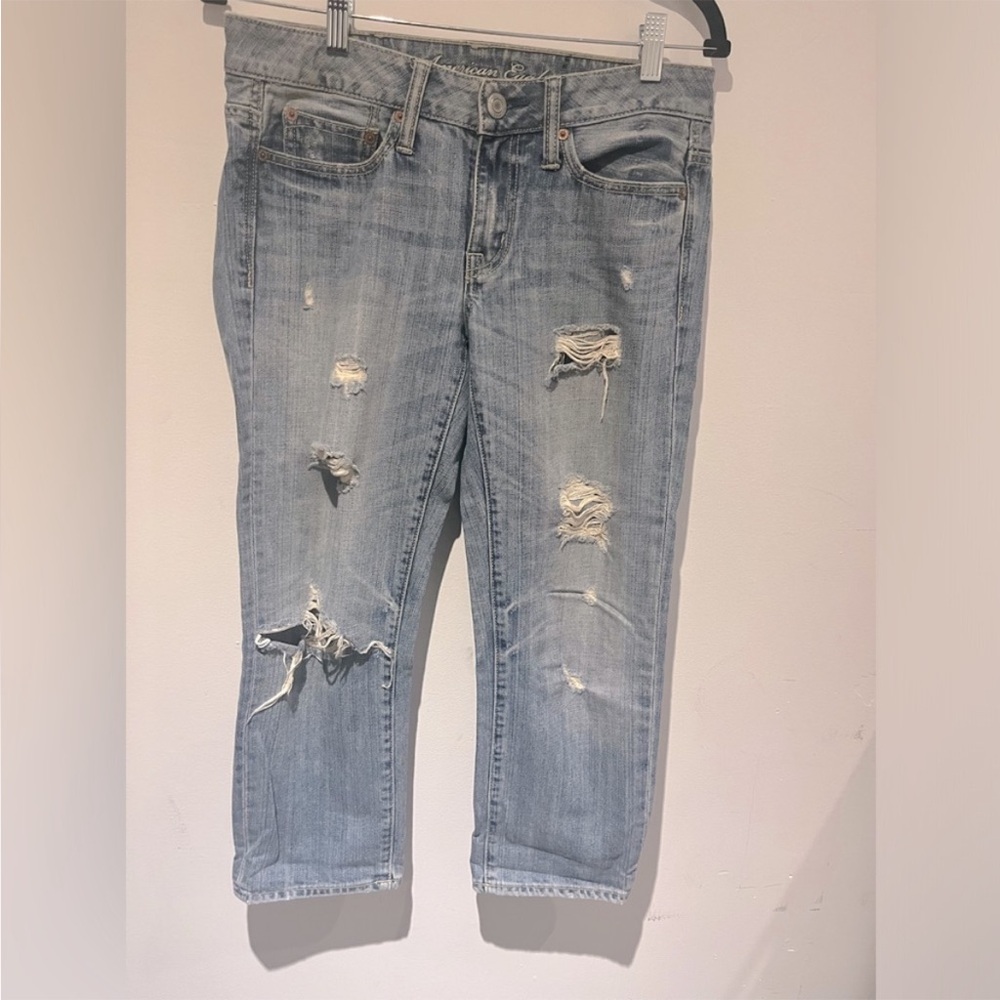 Distressed + Ripped American Eagle Boyfriend / Mom Fit Cropped Jeans | Size 2R